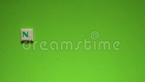 创建了11月的单词绿色背景上的字母视频的预览图