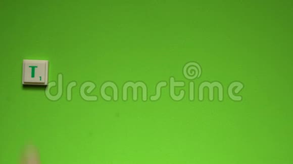 创建了技术单词绿色背景上的字母视频的预览图