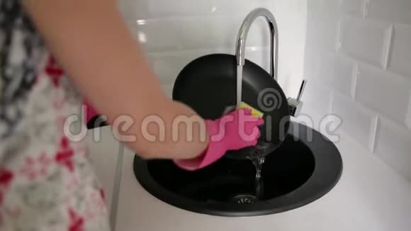 女性洗手煎锅下流水视频的预览图