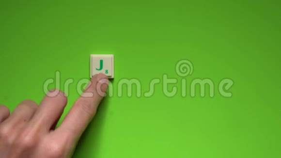 创建六月的单词绿色背景上的字母视频的预览图