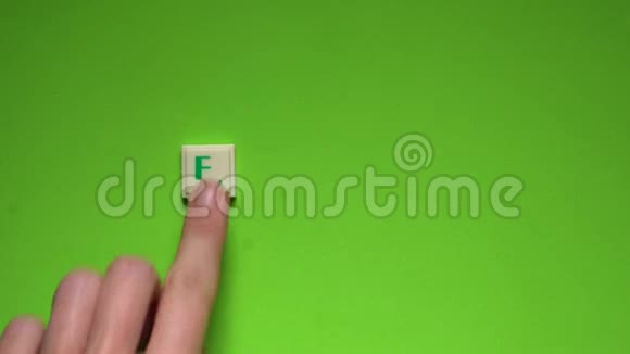 用绿色背景上的字母创建的单词视频的预览图