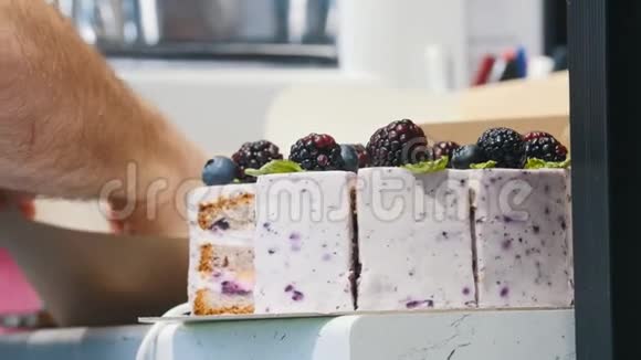 一家面包店一个黑莓蛋糕就要结束了蛋糕顶部的黑莓视频的预览图