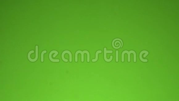 用绿色背景字母创建了节日单词视频的预览图