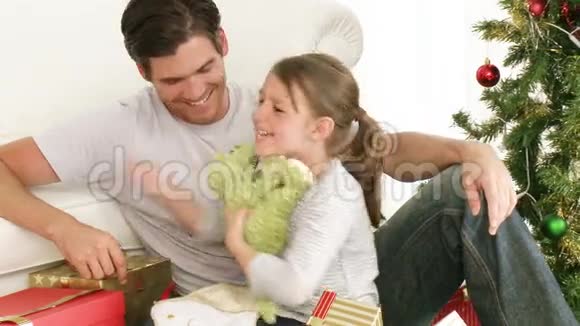 爸爸和女儿玩圣诞礼物视频的预览图