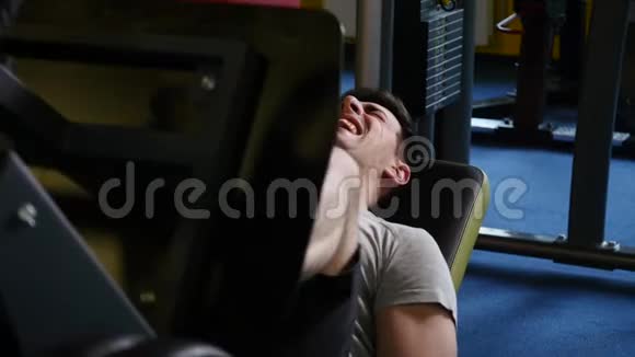 一个人在健身房的训练器械上抽腿视频的预览图