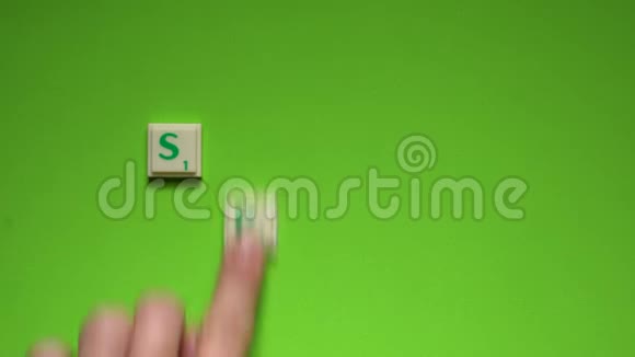 创建了个字的春天与字母在绿色背景视频的预览图