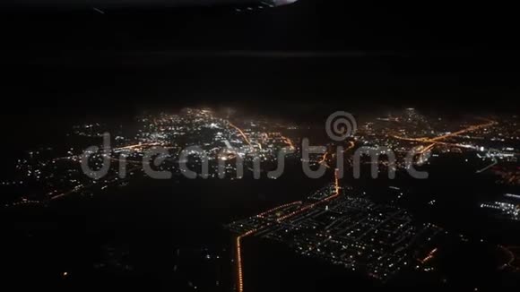 旅行概念从飞机窗口观看夜城视频的预览图