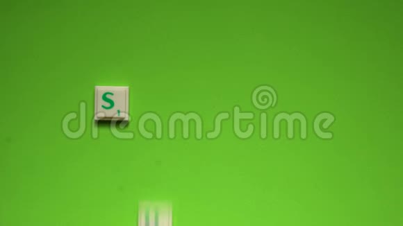 用绿色背景上的字母创建夏季单词视频的预览图