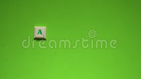 创建了八月字绿色背景上的字母视频的预览图