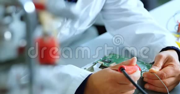 男科学家焊接电路板4k视频的预览图