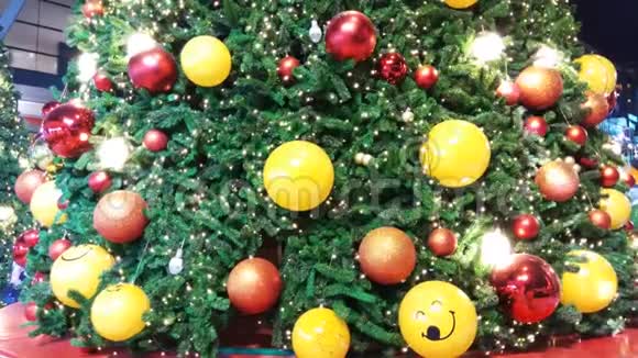 美丽的装饰圣诞树假日背景视频的预览图