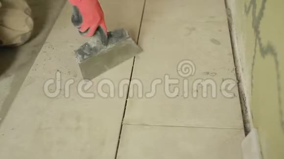 一个在地板上贴瓷砖的人视频的预览图