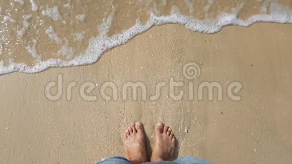 一个人光着脚从沙滩走向大海视频的预览图