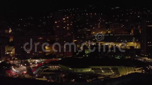 摩纳哥城市蒙特卡洛钻4K航班经赌场和海上游艇港口晚上和晚上时间视频的预览图