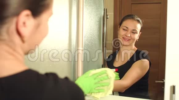 管家在浴室里洗镜子视频的预览图