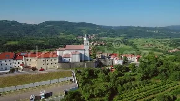 维帕瓦古村与圣塔十字教堂的空中镜头视频的预览图