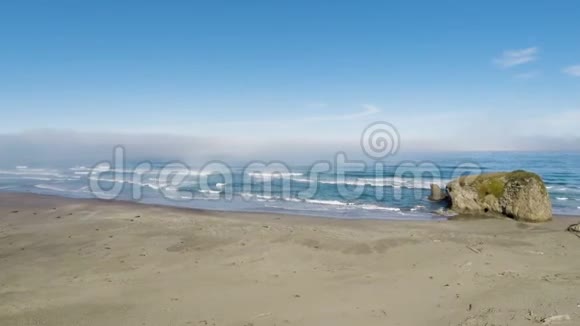 驾驶飞机飞越沙滩走向海洋和盘旋视频的预览图