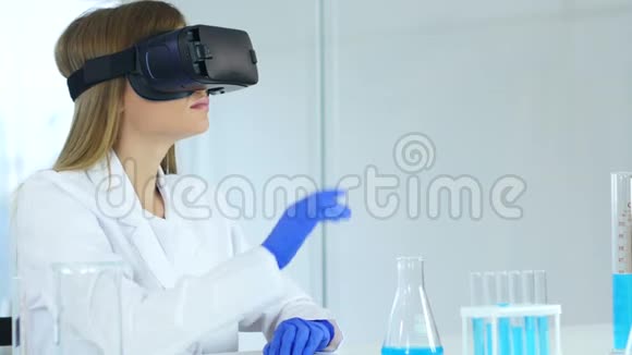 在实验室戴虚拟现实眼镜的妇女使用vr护目镜耳机视频的预览图