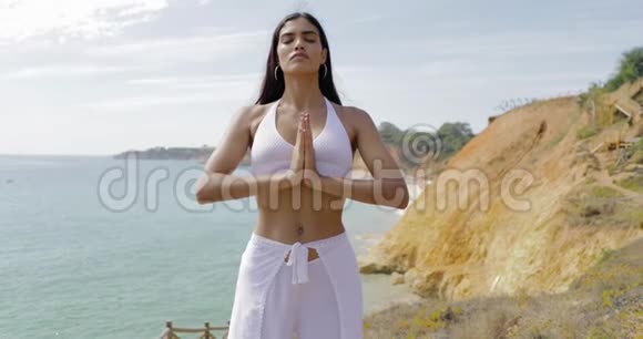 内容女性在海岸线上练习瑜伽视频的预览图