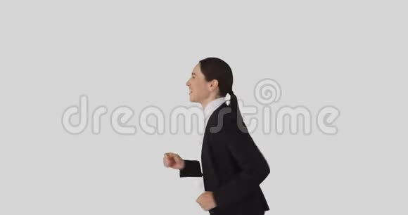 女商人在白色背景下奔跑视频的预览图