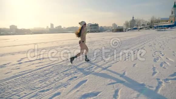 一个穿比基尼的长发女人在雪地上跳跃视频的预览图