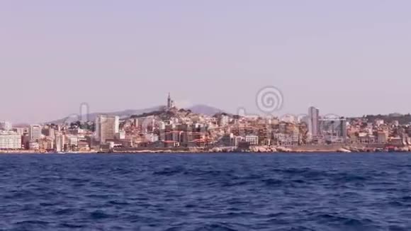 马赛城市景观与圣母院从船上的视频高清视频的预览图