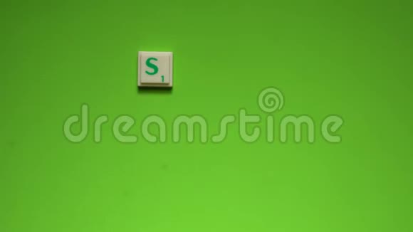 用绿色背景的字母创建了安全屋的单词视频的预览图