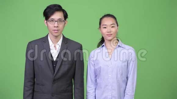 年轻的亚洲商业夫妇一起笑视频的预览图