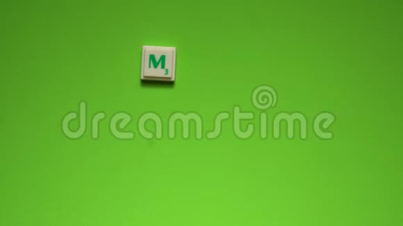 绿色背景上的字母创建主要目标的单词视频的预览图