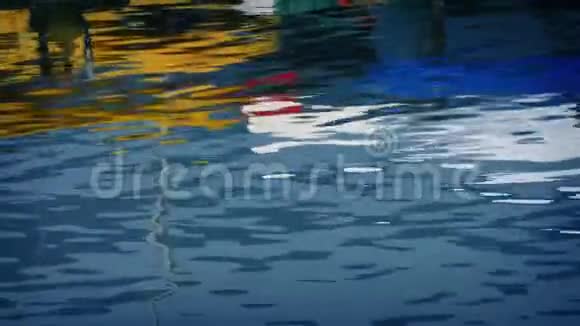 五彩缤纷的船映水中视频的预览图