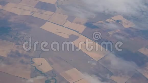 飞越田野和河流从飞机窗口可以看到视频的预览图