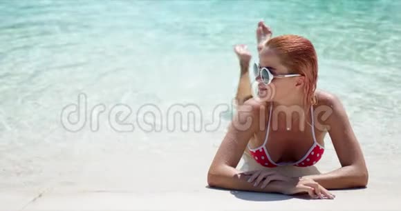 快乐的女人享受夏日泳池视频的预览图