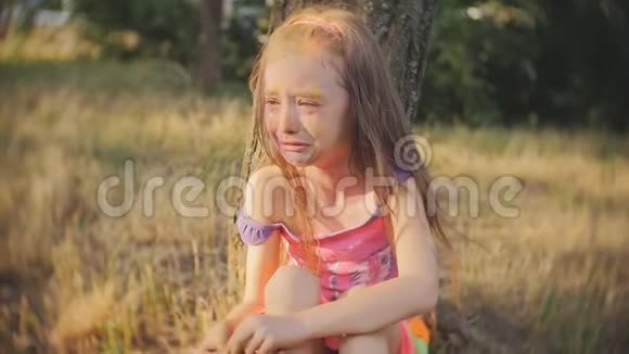 小女孩哭着坐在树上庆祝节日视频的预览图