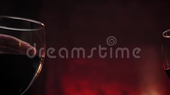 约会时双手捧两杯红酒浪漫的暗红色背景高品质的视频视频的预览图