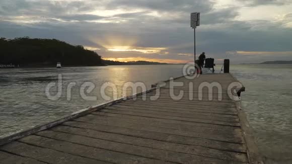 澳大利亚斯蒂芬斯港的小海滩码头上日落视频的预览图