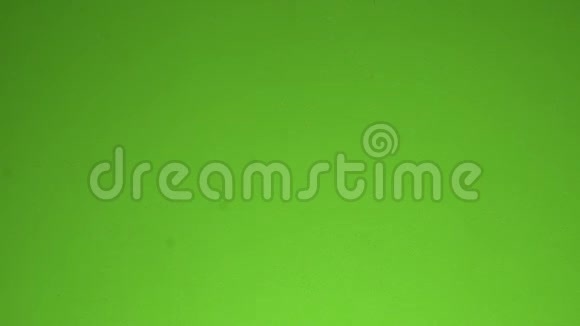 创建了你好绿色背景上的字母视频的预览图