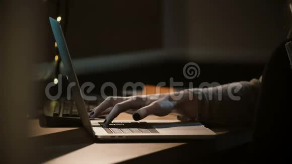 在夜间使用笔记本电脑的贴身女人女性手使用笔记本触摸板和触控板工作狂4K视频的预览图