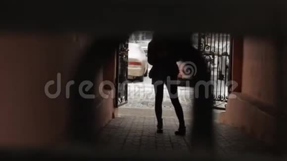 这个女孩站在城市的拱门上很现代视频的预览图