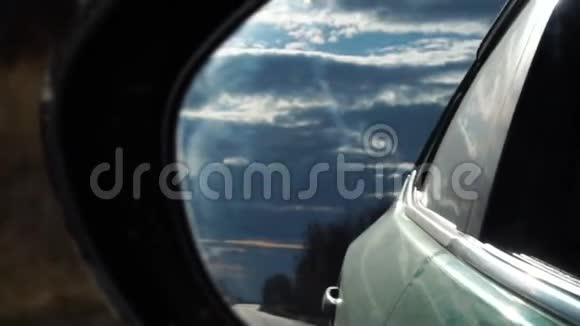 华丽的天空和后路反射在汽车侧镜汽车缓慢行驶视频的预览图