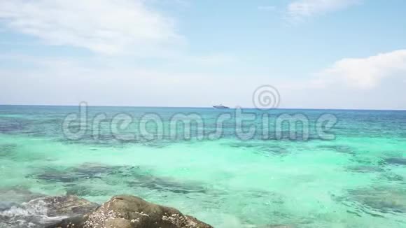 热带国家岩石海岸旁绿松石泻湖珊瑚礁视频的预览图