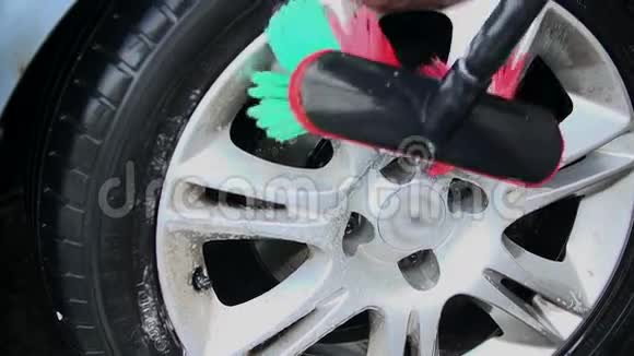 用扫帚清理汽车轮辋视频的预览图