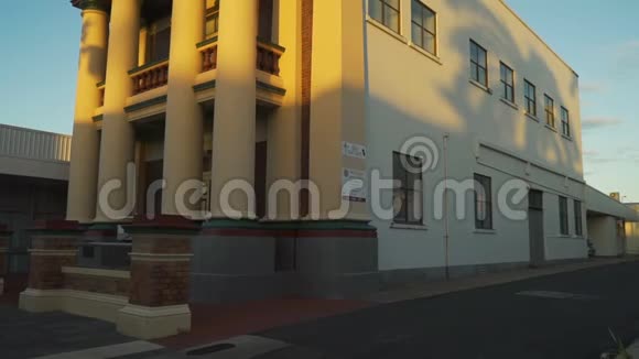 澳大利亚麦凯的共济会大厅艺术装饰建筑倾斜视频的预览图