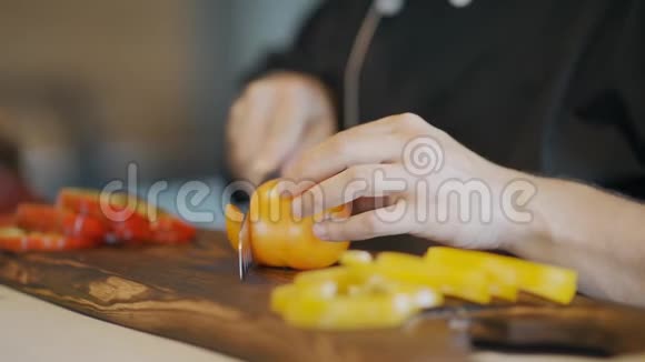那个人切番茄准备切块新鲜的花园食物作为饮食晚餐午餐或晚餐视频的预览图