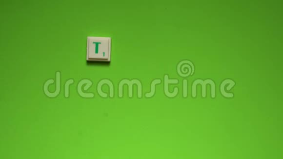 创建旅行计划的文字绿色背景上的字母视频的预览图