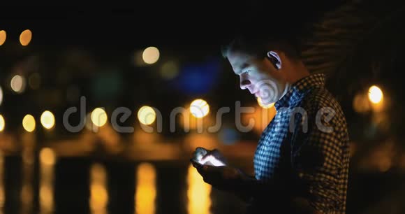 午夜男子使用智能电话打字服务视频的预览图