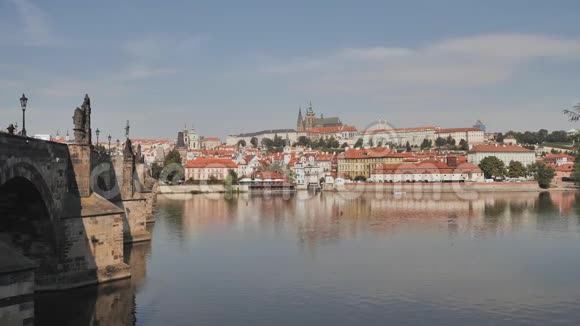 布拉格全景有查尔斯桥和河流的一部分捷克首都视频的预览图