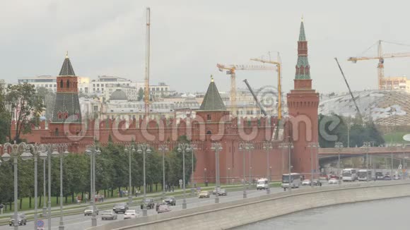 夏季的克里姆林宫和汽车交通俄罗斯莫斯科视频的预览图