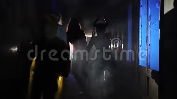 僵尸和恐怖的恶魔沿着黑暗的走廊走视频的预览图
