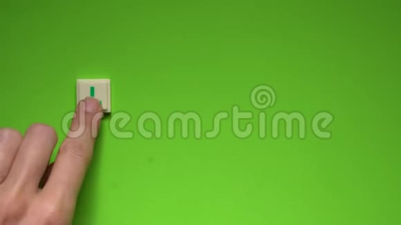 创建的单词1月绿色背景上的字母视频的预览图
