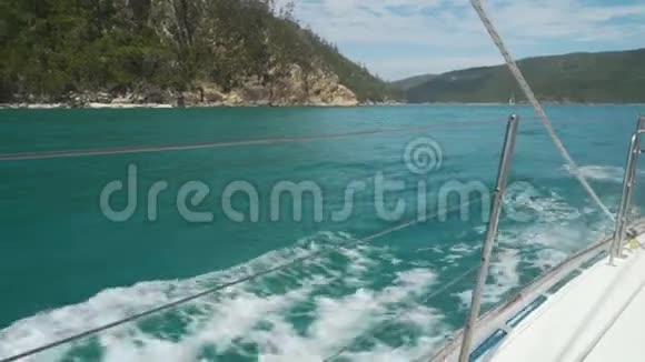 乘船航行到澳大利亚的怀特森群岛视频的预览图